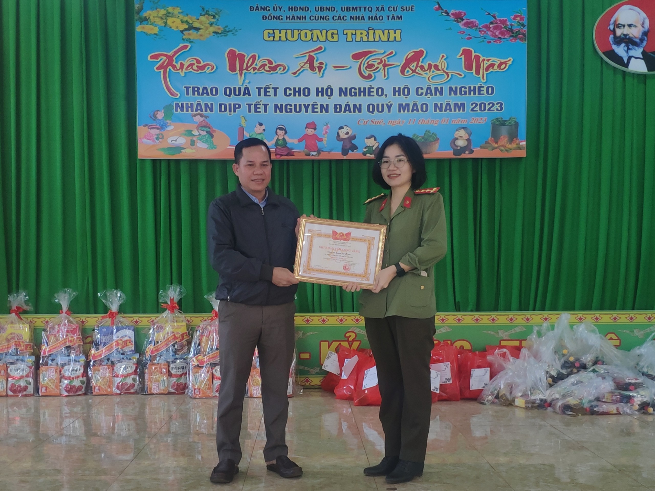 Xã Cư Suê tổ chức chương trình xuân nhân ái - tết quý mão năm 2023 trao quà cho hộ nghèo, hộ cận nghèo, hộ gia đình chính sách và Đảng viên 30 năm tuổi Đảng trở lên.