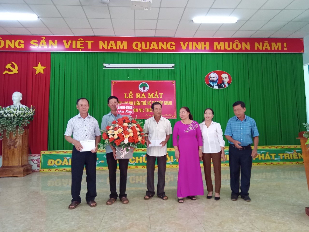 Ngày 6/7/2023, Hội người cao tuổi xã Cư Suê tổ chức ra mắt câu lạc bộ Liên thế hệ tự giúp nhau tại thôn 6, xã Cư Suê