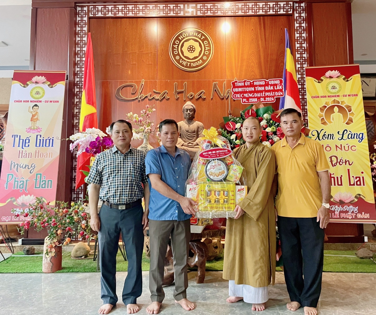 Lãnh đạo Huyện, lãnh Đảng ủy, HĐND, UBND, UBMT TQVN xã Cư Suê thăm, tặng quà nhân dịp Lễ Phật đản PL. 2568 - DL. 2024