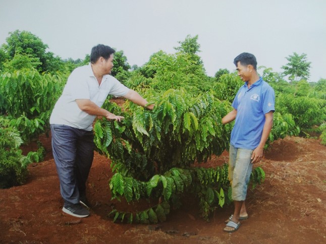 Thực hiện ủy thác vốn tín dụng CSXH giữa NHCSXH huyện Cư M’gar và Hội nông dân xã Cư Suê