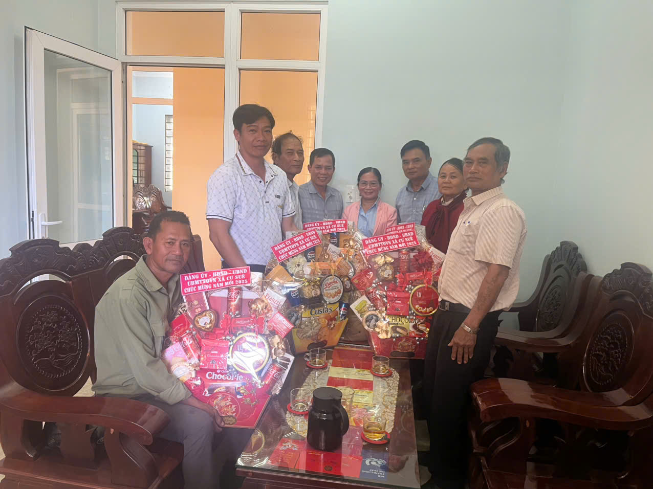 Đảng uỷ, UBND, UBMTTQVN xã Cư Suê gặp mặt và trao quà Tết cho người có uy tín trên địa bàn xã.