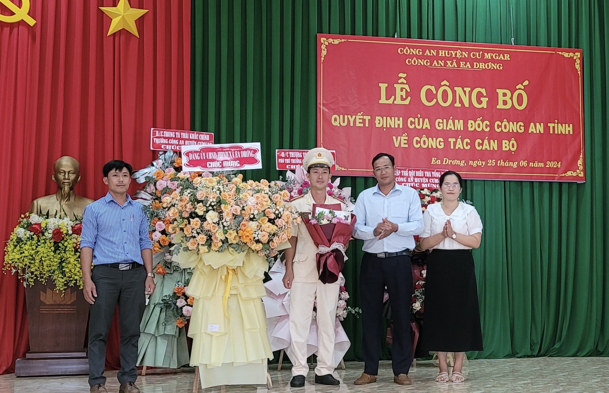 xã Ea Drơng: Tổ chức Lễ công bố Quyết định bổ nhiệm Phó trưởng Công an xã Ea Drơng