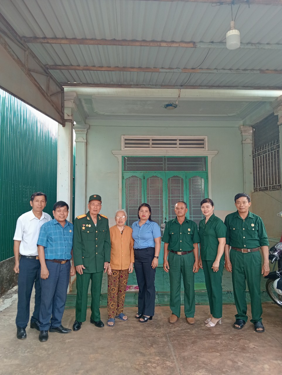 xã Ea Drơng: thăm hỏi, tặng quà cho các đồng chí Cựu chiến binh tiêu biểu nhân dịp kỷ niệm 70 năm chiến thắng Điện Biên Phủ