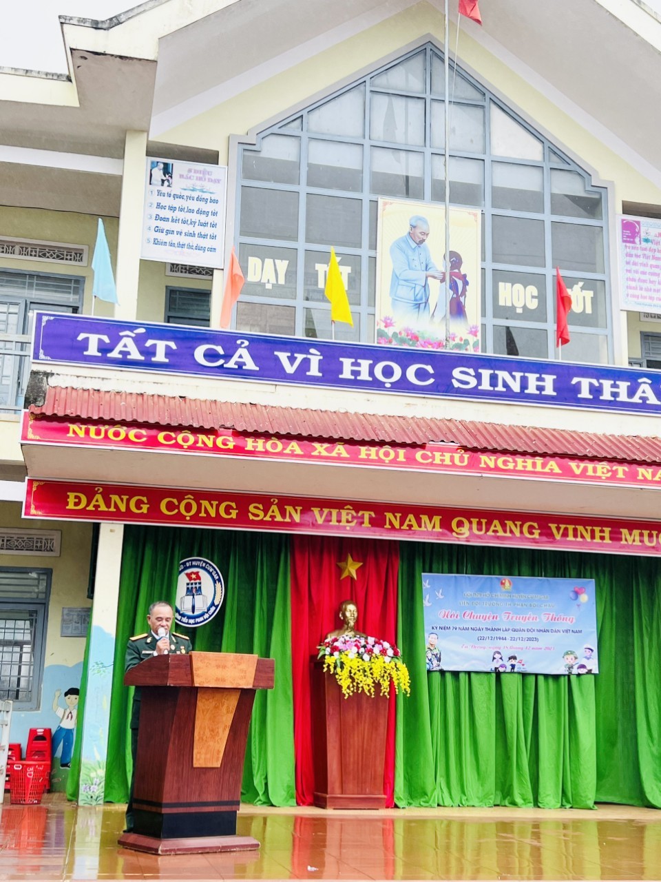 Hội Cựu Chiến binh xã Ea Drơng tổ chức các hoạt động Chào mừng kỷ niệm 79 năm Ngày thành lập Quân đội Nhân dân Việt Nam (22/12/1944 - 22/12/2023)