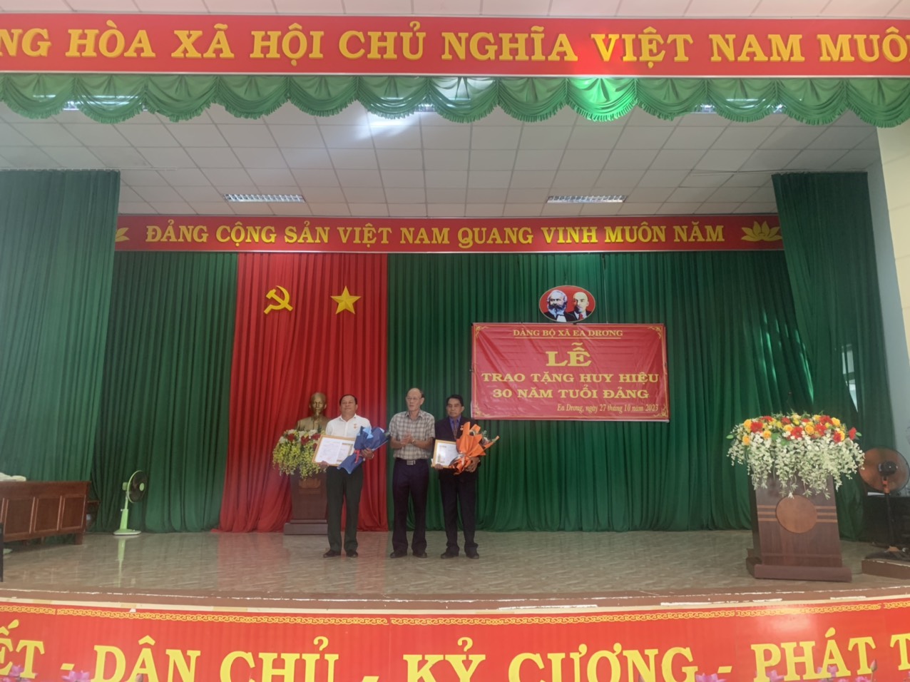 Xã Ea Drơng tổ chức Lễ trao tặng huy hiệu 30 năm tuổi Đảng và Hội nghị sơ kết công tác Đảng 9 tháng đầu năm 2023