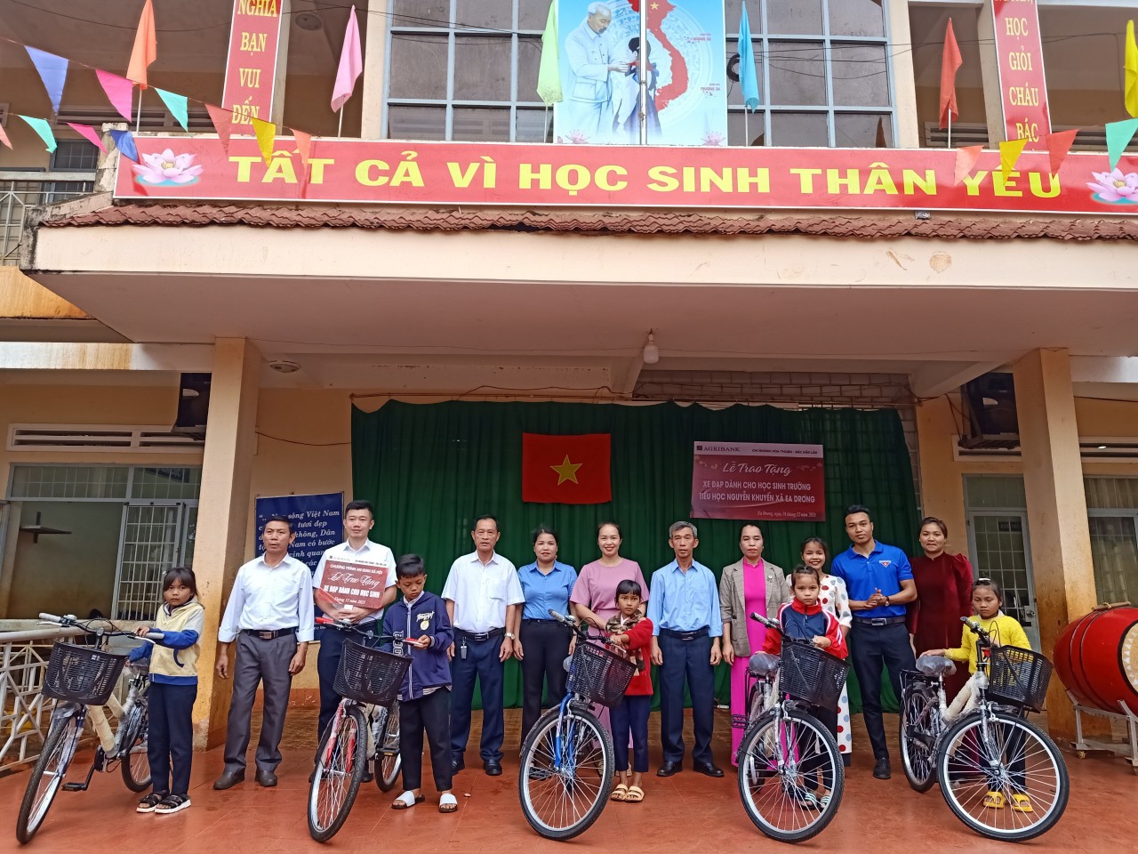 Hội Nông dân xã Ea Drơng phối hợp Ngân hàng Agribank Hòa Thuận trao tặng 05 chiếc xe đạp cho học sinh nghèo có hoàn cảnh khó khăn vượt khó trong học tập