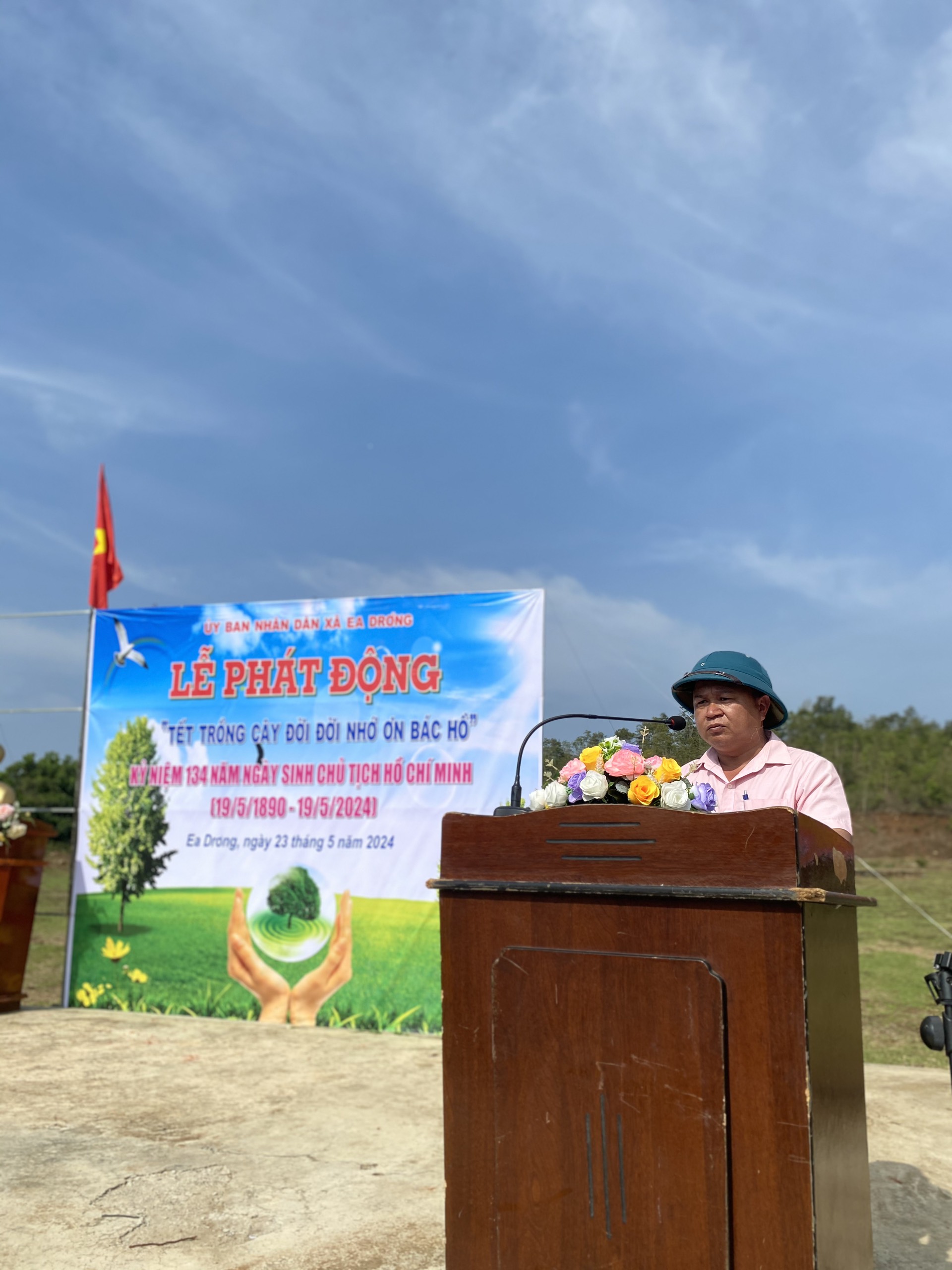 Xã Ea Drơng: Tổ chức Lễ phát động "tết trồng cây đời đời nhớ ơn Bác Hồ" nhân dịp kỷ niệm 134 năm ngày sinh Chủ tịch Hồ Chí Minh