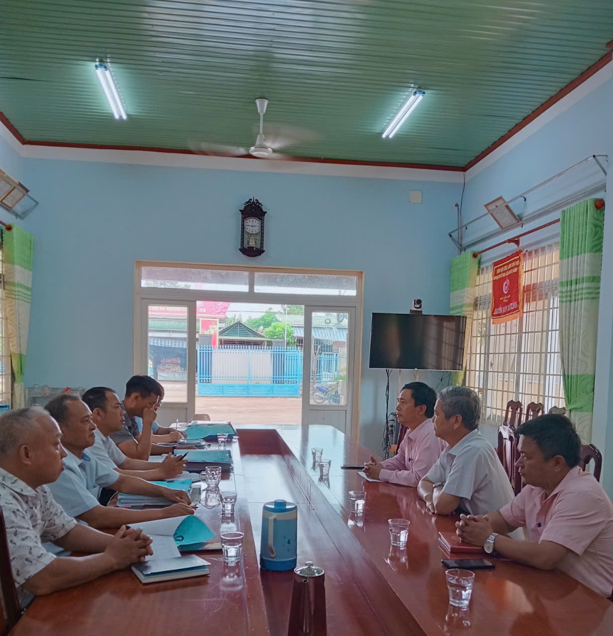 Hội Cựu Chiến Binh: phối hợp đoàn giám sát của huyện và ngân hàng chính sách thực hiện kiểm tra, giám sát công tác ủy thác trên địa bàn xã EaDrơng