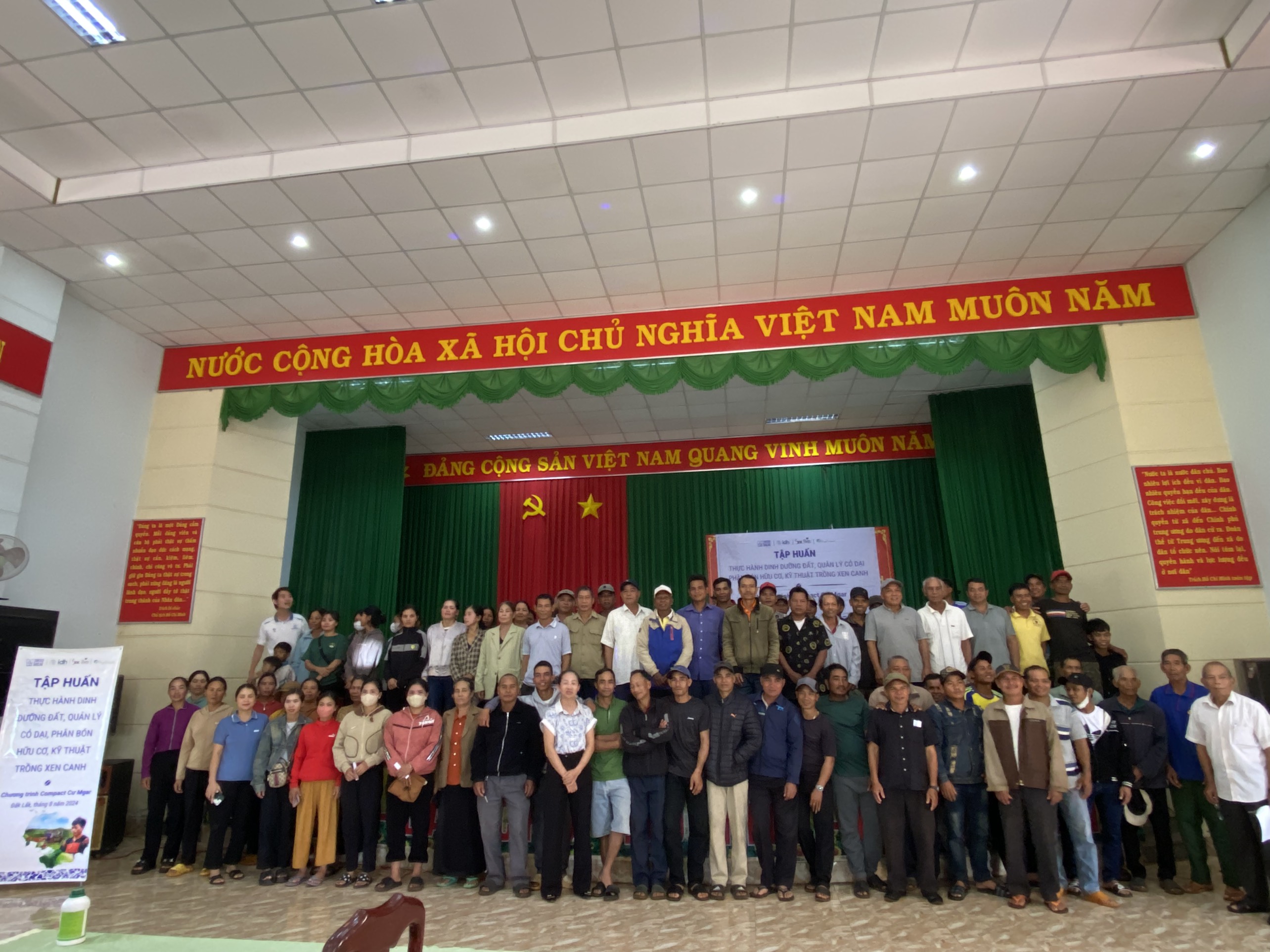 xã Ea Drơng: Tổ chức tập huấn "thực hành dinh dưỡng đất, quản lý cỏ dại, phân bón  hữu cơ, kỹ thuật trồng xen canh"