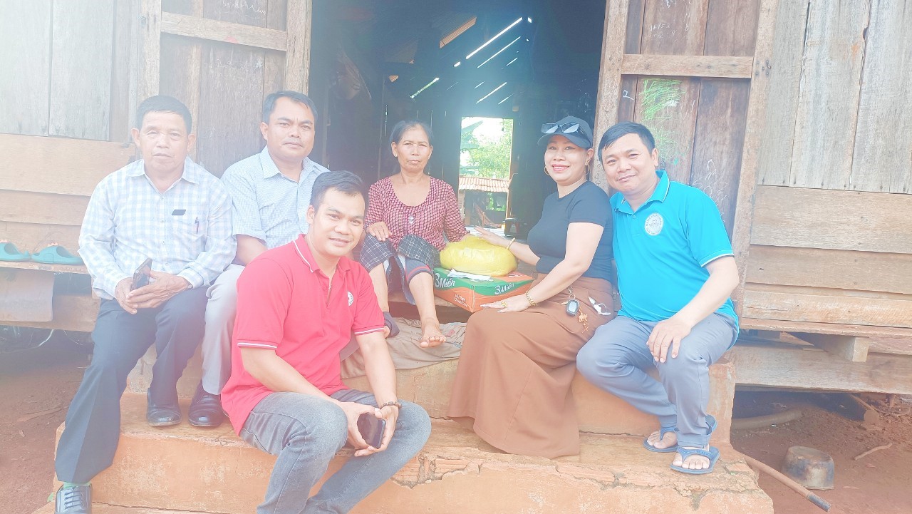 UBND xã Ea H’đing kết nối với người con xa xứ thăm hỏi, tặng quà cho các cụ già neo đơn tại buôn Trấp, xã Ea H’đing