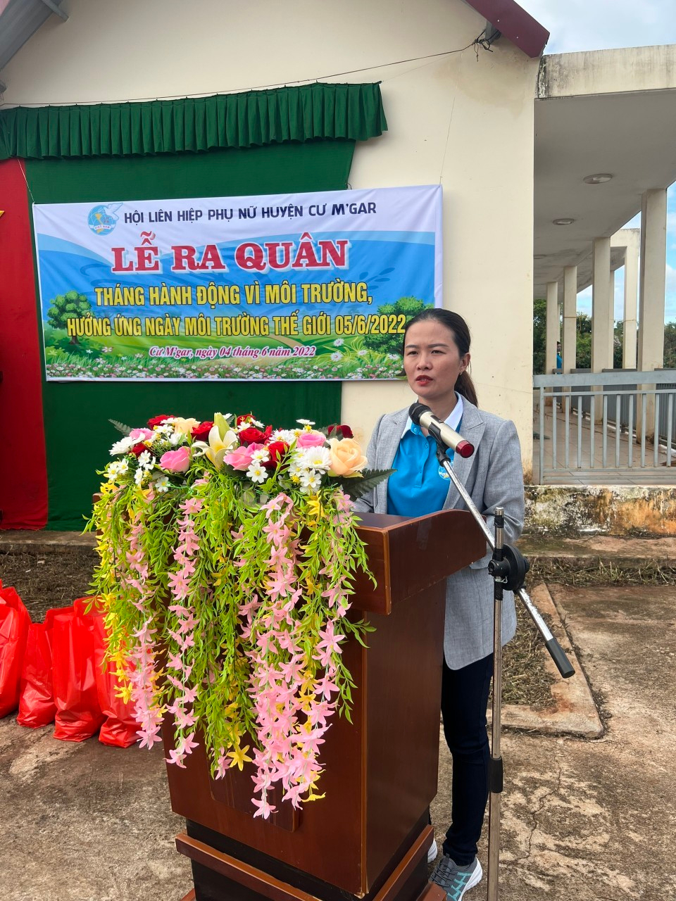 HỘI LHPN HUYỆN CƯ M'GAR PHỐI HỢP VỚI HỘI PHỤ NỮ XÃ EA KIẾT TỔ CHỨC LỄ RA QUÂN THÁNG HÀNH ĐỘNG VÌ MÔI TRƯỜNG - HƯỞNG ỨNG NGÀY MÔI TRƯỜNG THẾ GIỚI 05/6.