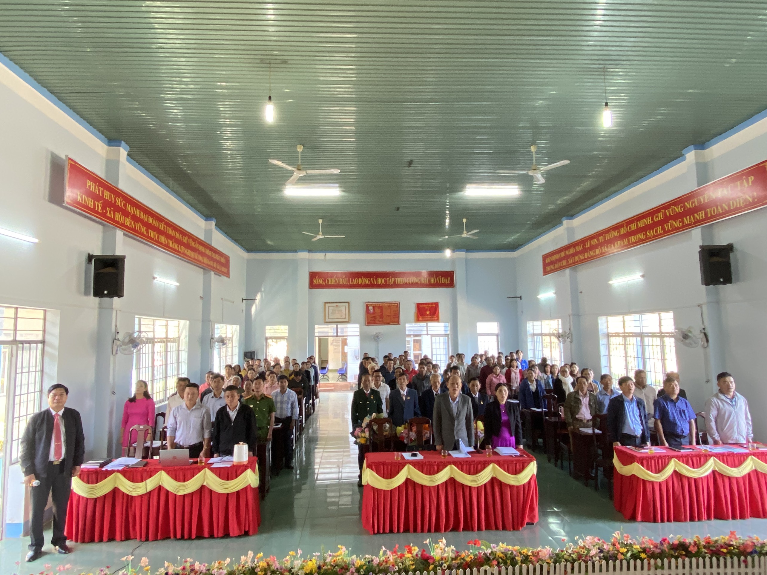 Đảng bộ xã Ea Kpam tổ chức trao tặng huy hiệu Đảng cho đảng viên và tổng kết công tác xây dựng Đảng năm 2023.