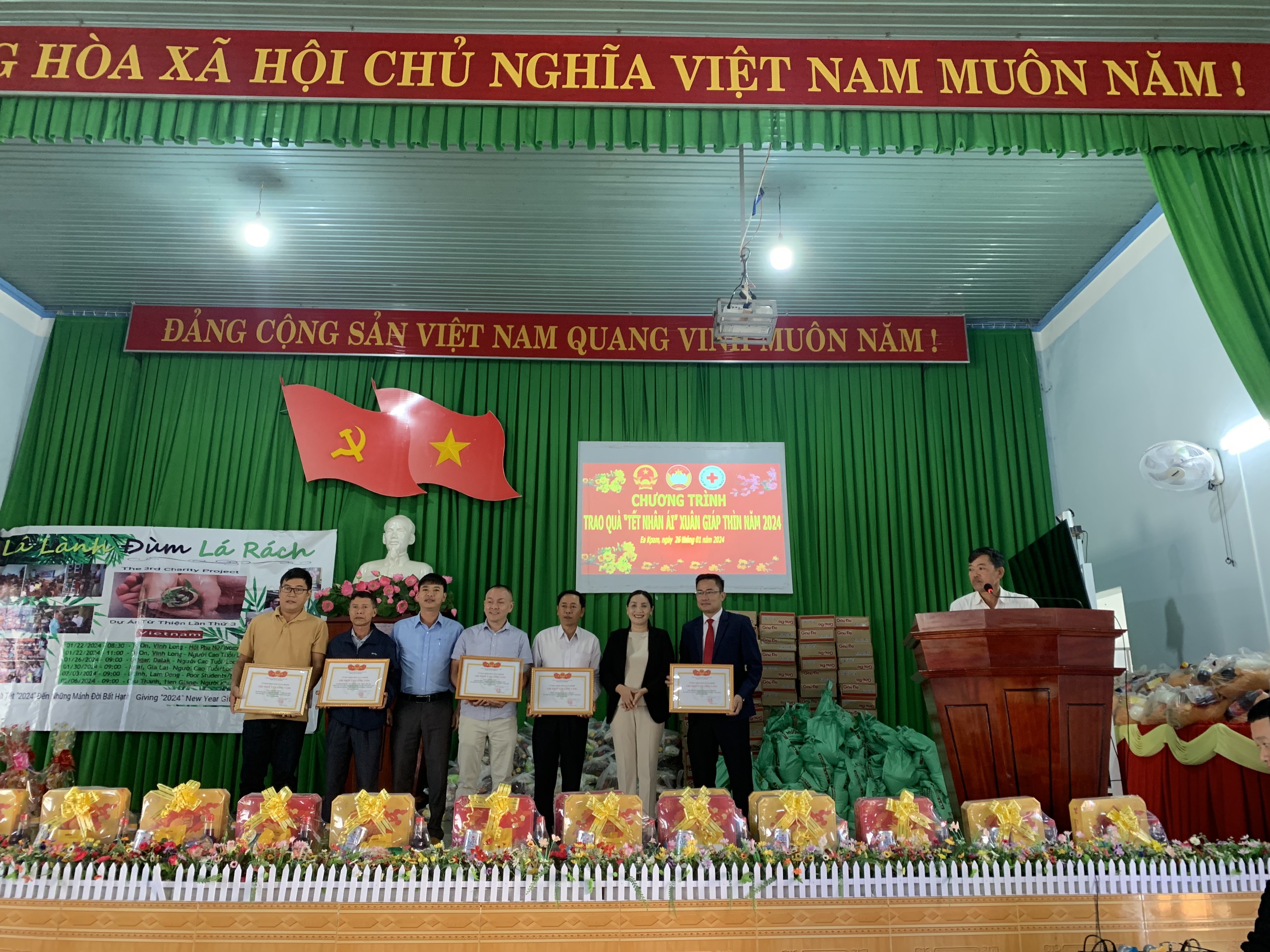 Xã Ea Kpam tổ chức Chương trình trao tặng quà “Tết Nhân Ái”  Xuân Giáp Thìn 2024
