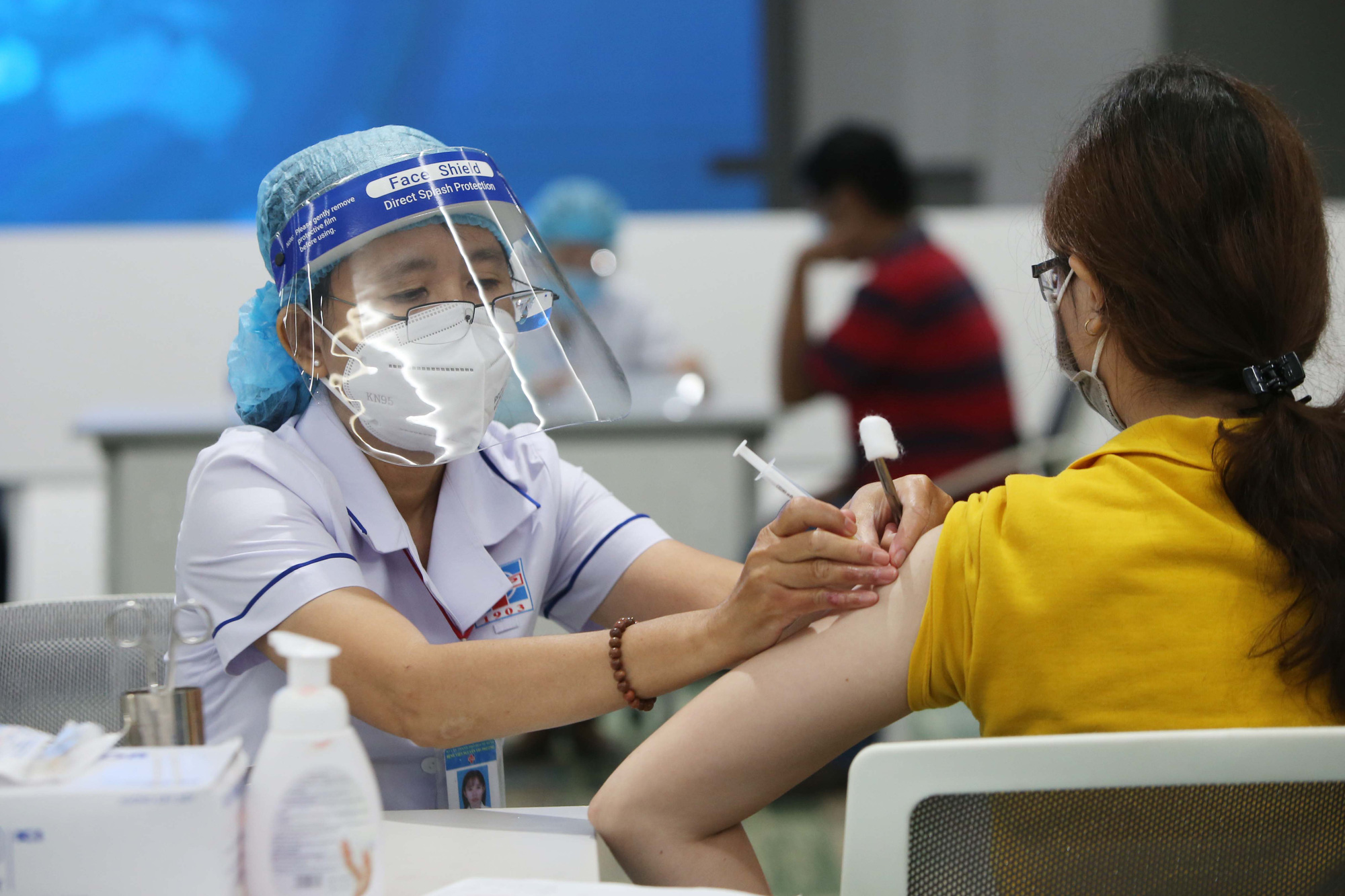 NHỮNG LỢI ÍCH TỪ TIÊM PHÒNG VẮC XIN COVID-19 NHẮC LẠI (MŨI 3, MŨI 4)