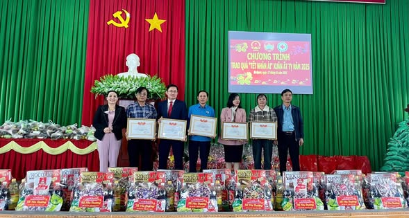Xã Ea Kpam tổ chức Chương trình trao tặng quà “Tết Nhân Ái”  Xuân Ất Tỵ 2025