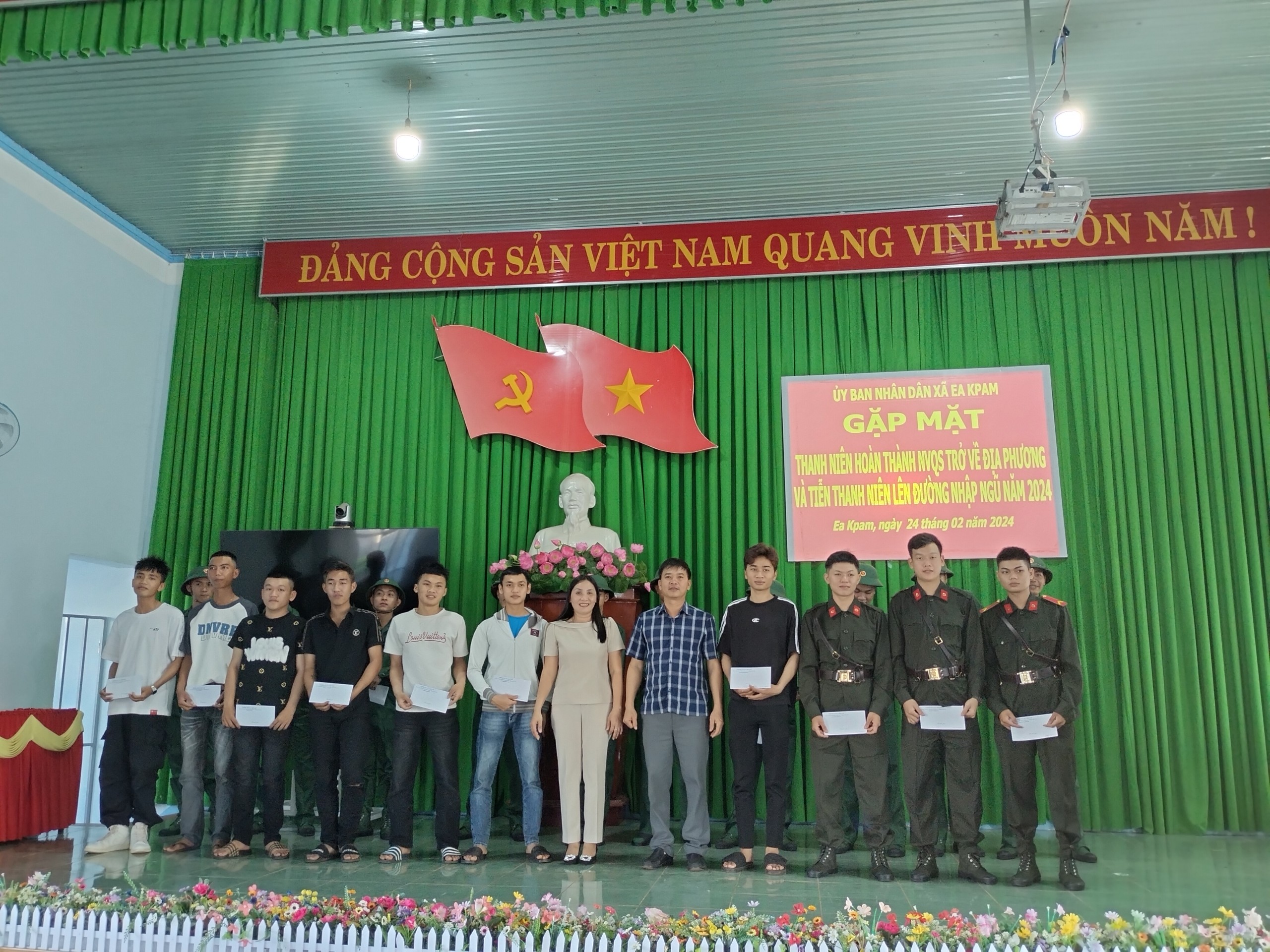 Ủy ban nhân dân xã Ea Kpam tổ chức gặp mặt thanh niên hoàn thành nghĩa vụ quân sự trở về địa phương và tiễn công dân lên đường nhập ngũ năm 2024.