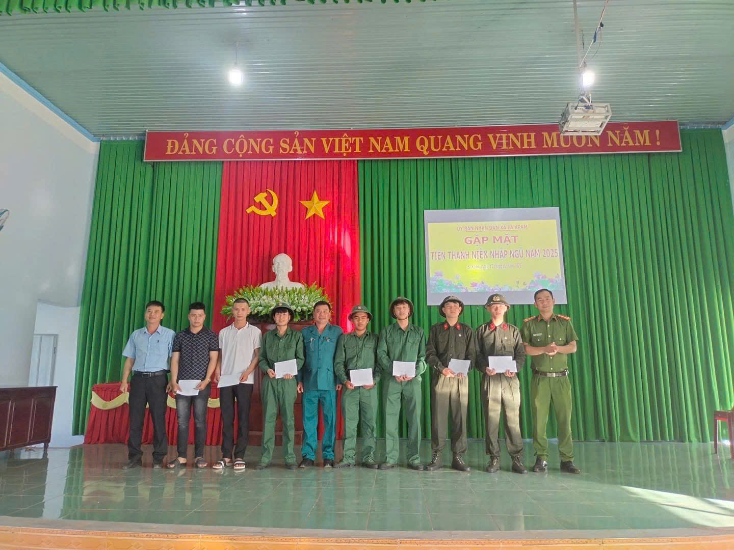 XÃ EA KPAM GẶP MẶT THANH NIÊN LÊN ĐƯỜNG NHẬP NGŨ NĂM 2025