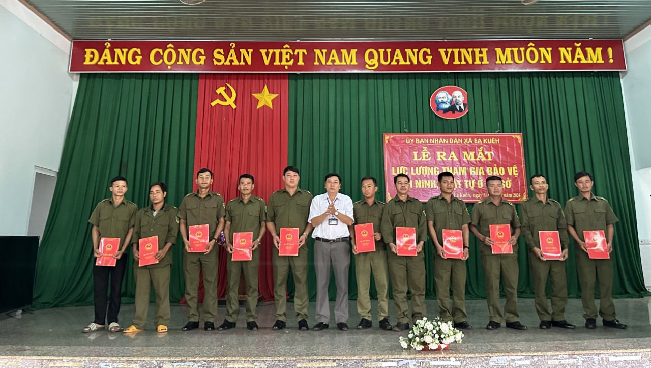 Xã Ea Kuêh tổ chức ra mắt lực lượng tham gia bảo vệ ANTT ở cơ sở