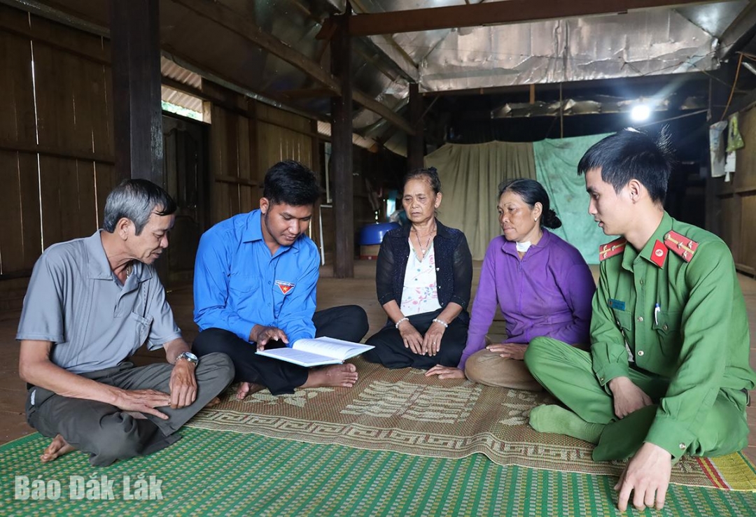 “Giảm nghèo” kiến thức pháp luật cho người dân buôn đặc biệt khó khăn