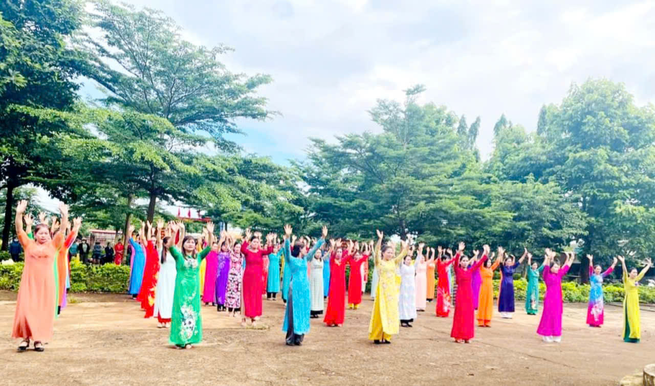 Hội phụ nữ phối hợp với Hội Nông dân xã tổ chức chương trình đồng diễn áo dài và các trò chơi dân gian chào mừng 94 năm ngày thành lập Hội liên hiệp phụ nữ Việt Nam và 94 năm ngày thành lập Hội Nông dân Việt Nam