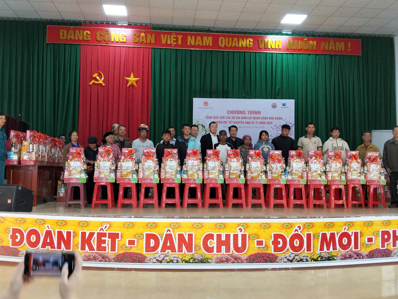 Tặng quà các hộ khó khăn nhân dịp Tết nguyên đán Ất Tỵ 2025 của Công ty Cổ phần công nghệ cao DHN Đăk Lăk