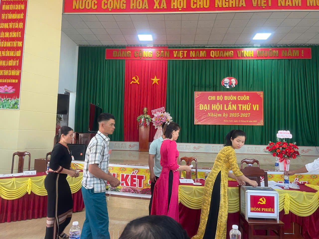 ĐẠI HỘI ĐIỂM CHI BỘ BUÔN CUÔR ĐẢNG BỘ XÃ EAM'DROH