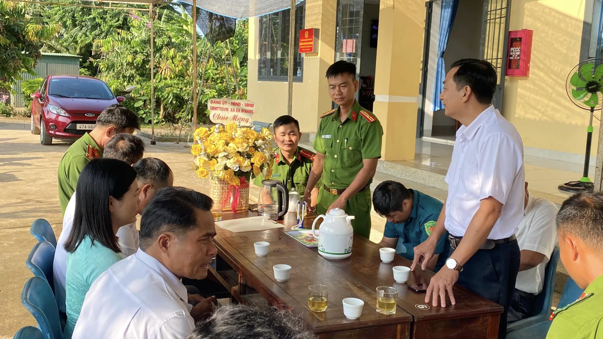 Đoàn lãnh đạo ĐU, HĐND, UBND, UBMTTQVN xã và các trưởng các tổ chức chính trị xã hội xã tổ chức thăm hỏi, chúc mừng Công an xã nhân ngày truyền thống CAND