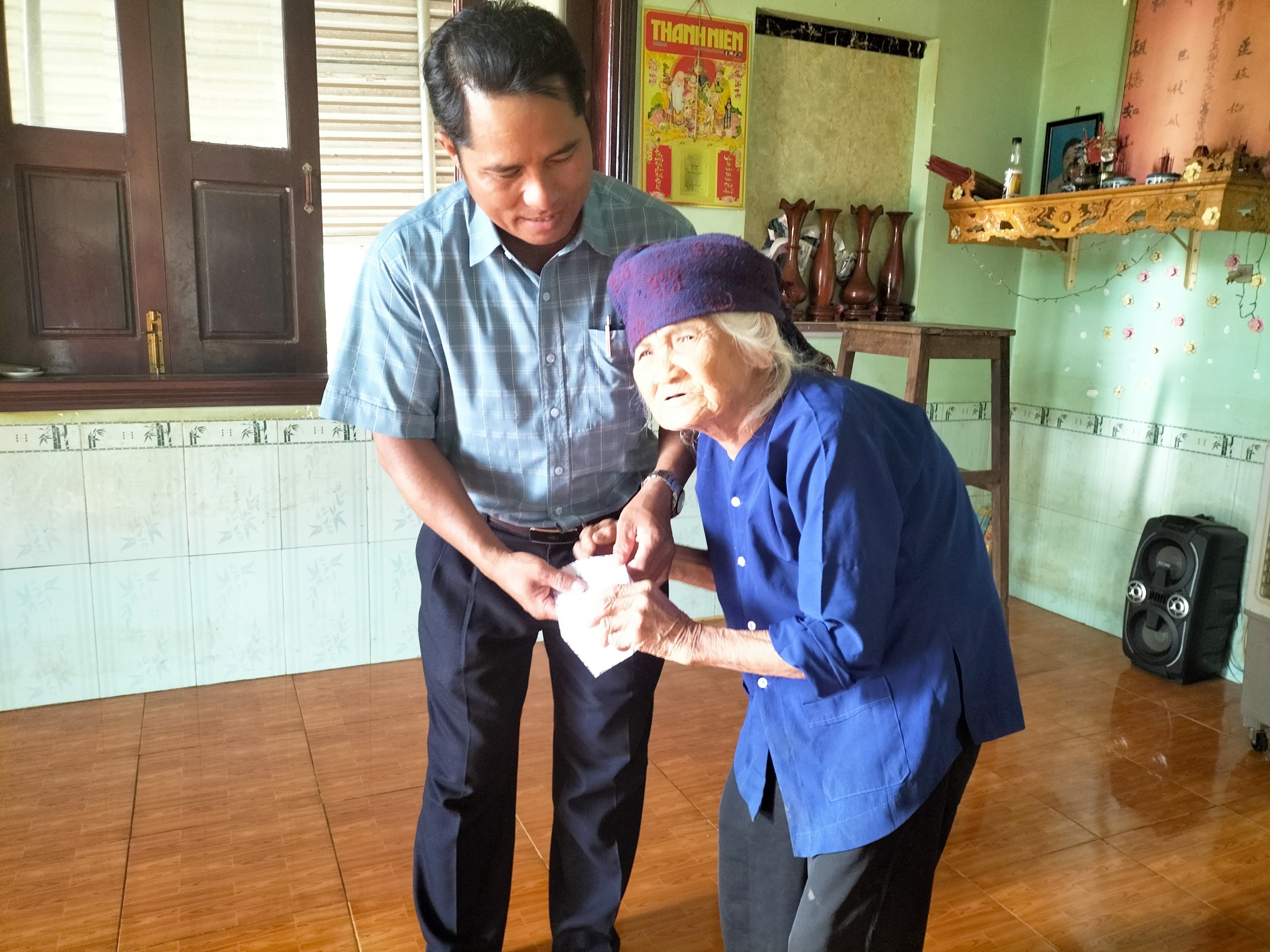 Thăm hỏi và tặng quà cho các gia đình chính sách nhân kỷ niệm 77 năm Ngày Thương binh Liệt sỹ (27/7/1947-27/7/2024) trên địa bàn xã Ea M’nang