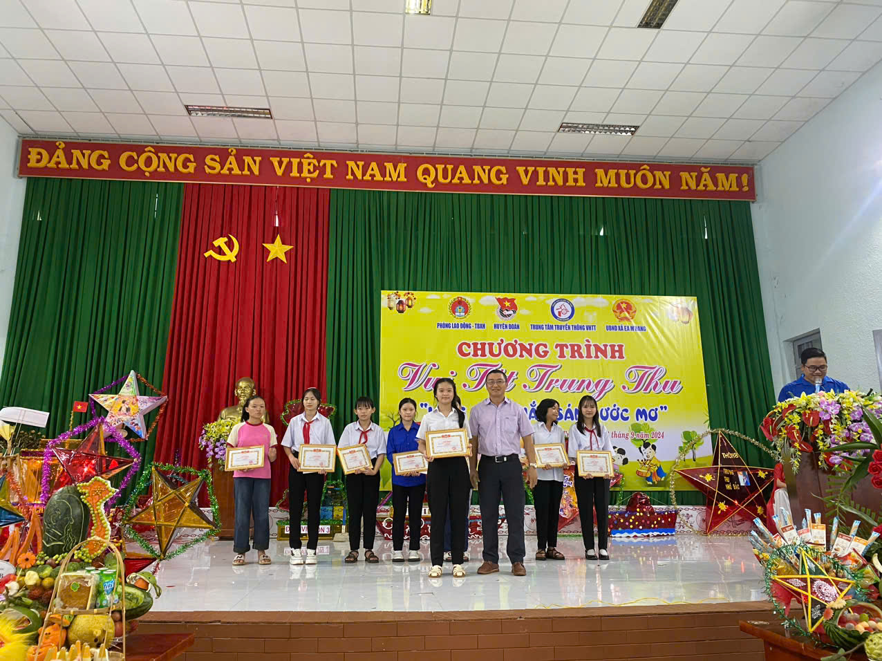 Chương trình vui Tết Trung thu 2024 với chủ đề "Lồng đèn thắp sáng ước mơ" tổ chức tại UBND Xã Ea M'nang