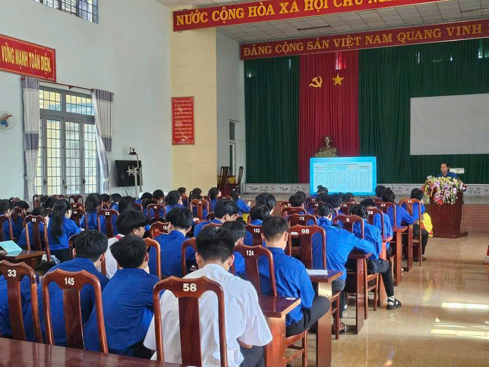 ĐOÀN THANH NIÊN XÃ EA M'NANG PHỐI HỢP TUYÊN TRUYỀN CHỦ TRƯƠNG TÍN DỤNG CHÍNH SÁCH