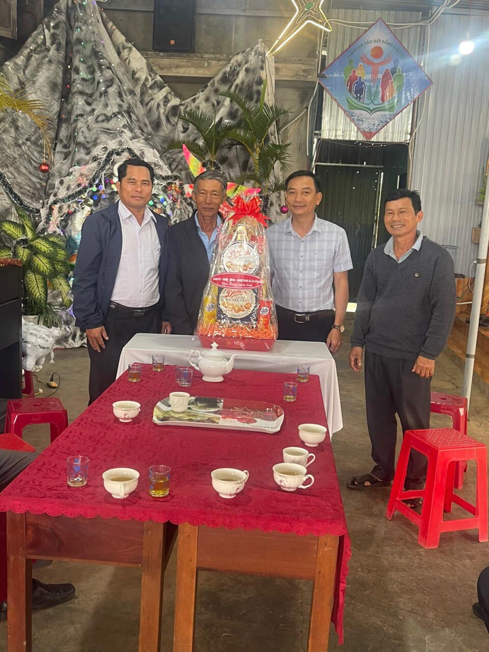 ĐOÀN CÔNG TÁC CỦA XÃ ĐẾN THĂM CÁC CƠ SỞ TÔN GIÁO NHÂN DỊP LỄ GIÁNG SINH 