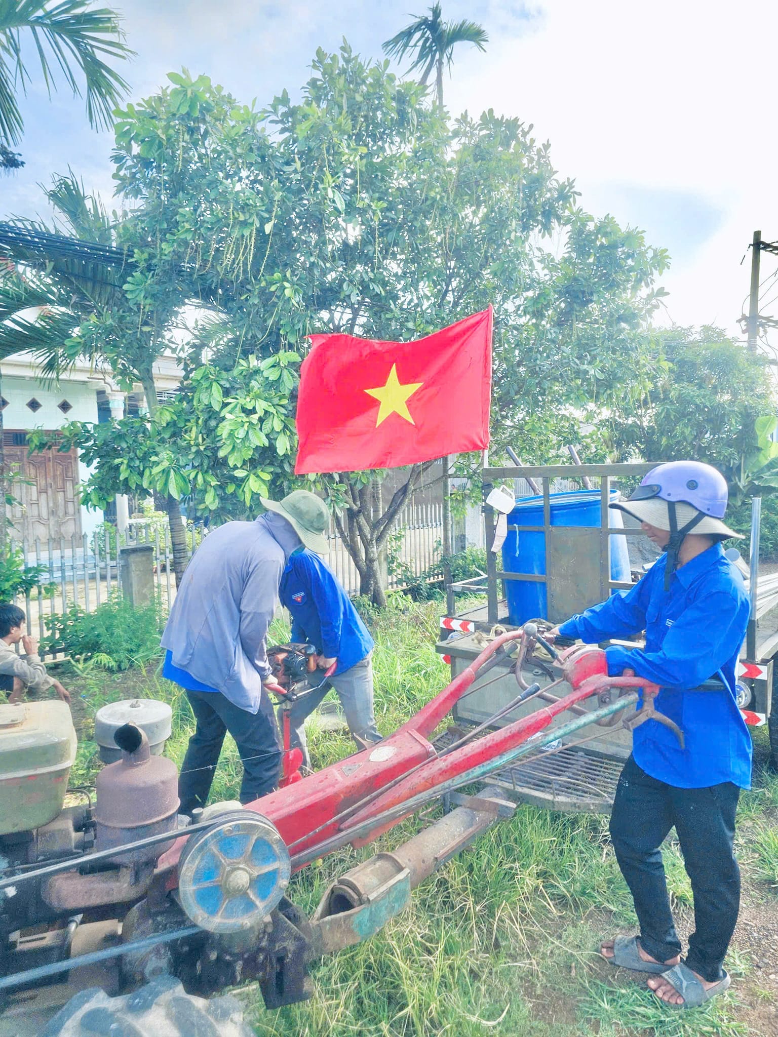 Tuổi trẻ xã Ea M'nang tham gia xây dựng đường cờ chào mừng, kỷ niệm 79 năm Ngày Quốc Khánh nước Cộng hòa xã hội chủ nghĩa Việt Nam (2/9)