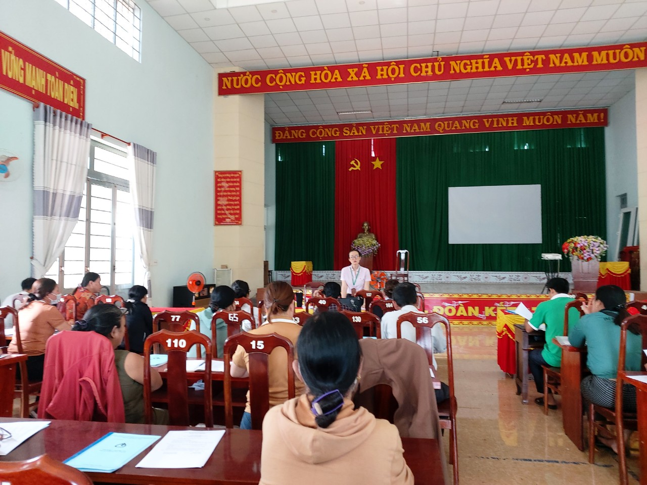 Ngân hàng chính sách xã hội huyện Cư M’gar thực hiện giao dịch hằng tháng tại điểm giao dịch xã Ea M’nang