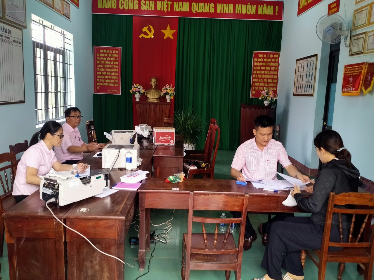 Ngân hàng chính sách huyện Cư M’gar tạo điều  kiện cho các hộ dân làm Mô hình tiếp cận nguồn vốn Giải quyết việc làm để tham gia sản xuất.