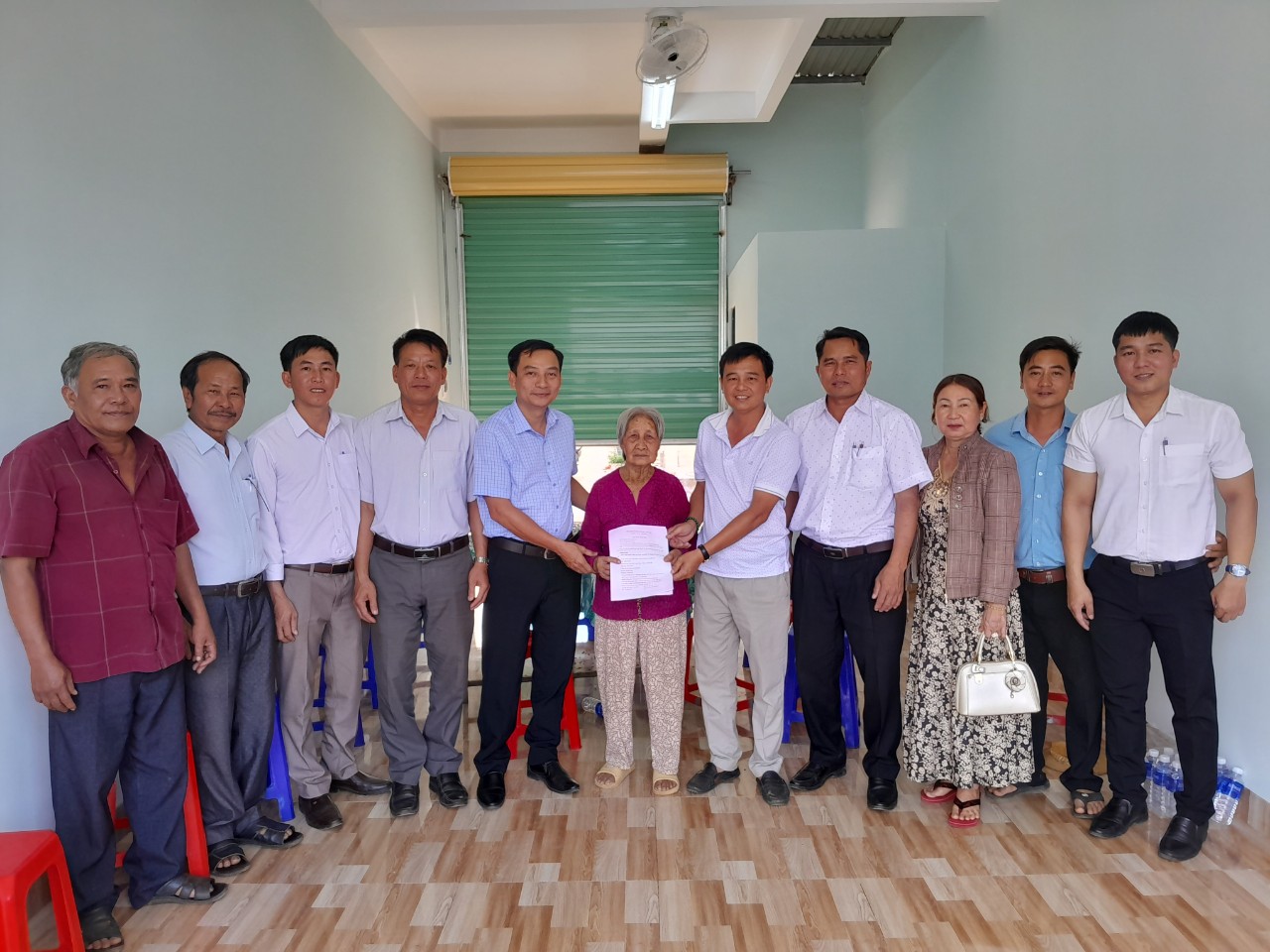 Ủy ban nhân dân xã Ea M’nang phối hợp công ty TNHH tư vấn Nguyên Vũ tổ chức bàn giao cho mượn nhà ở tạm đối với bà Lê Thị Hương, tạm trú tại thôn 3, xã Ea M’nang, huyện Cư M’gar, tỉnh Đăk Lăk.