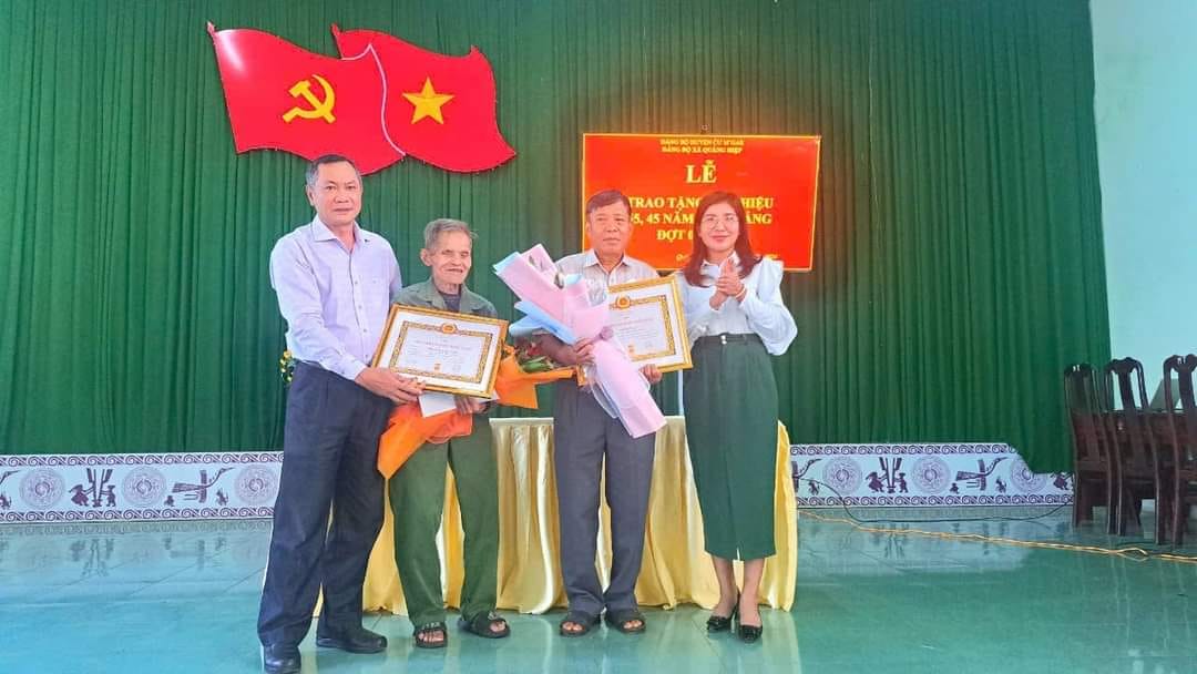 Đảng bộ xã Quảng Hiệp Tổ chức Lễ trao tặng Huy hiệu 55, 45 năm tuổi Đảng