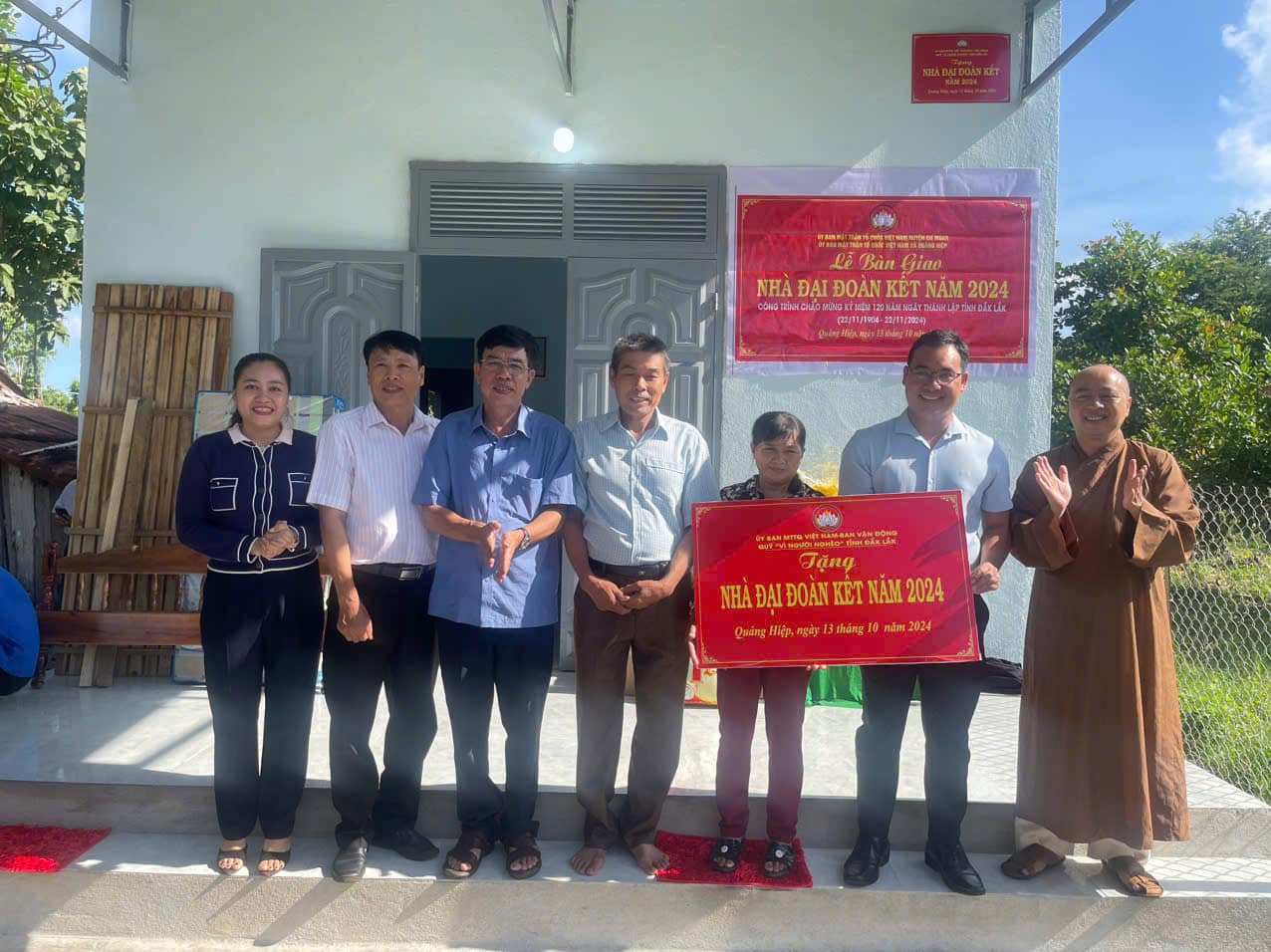 BÀN GiAO NHÀ ĐẠI ĐOÀN KẾT CHO HỘ NGHÈO TRÊN ĐỊA BÀN XÃ QUẢNG HIỆP.
