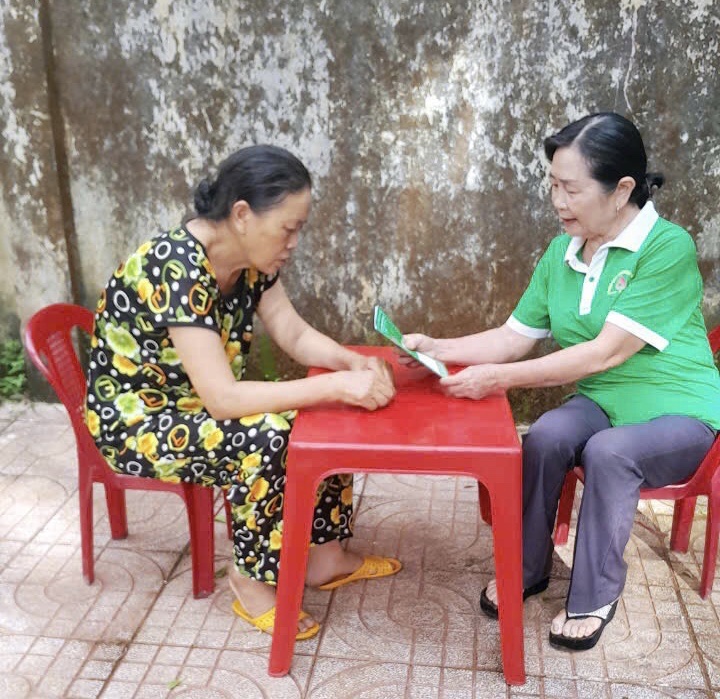 Chị Nguyễn Thị Quế tổ trưởng tổ tiết kiệm và vay vốn tâm huyết trong công tác quản lý vốn vay Ngân hàng Chính sách xã hội