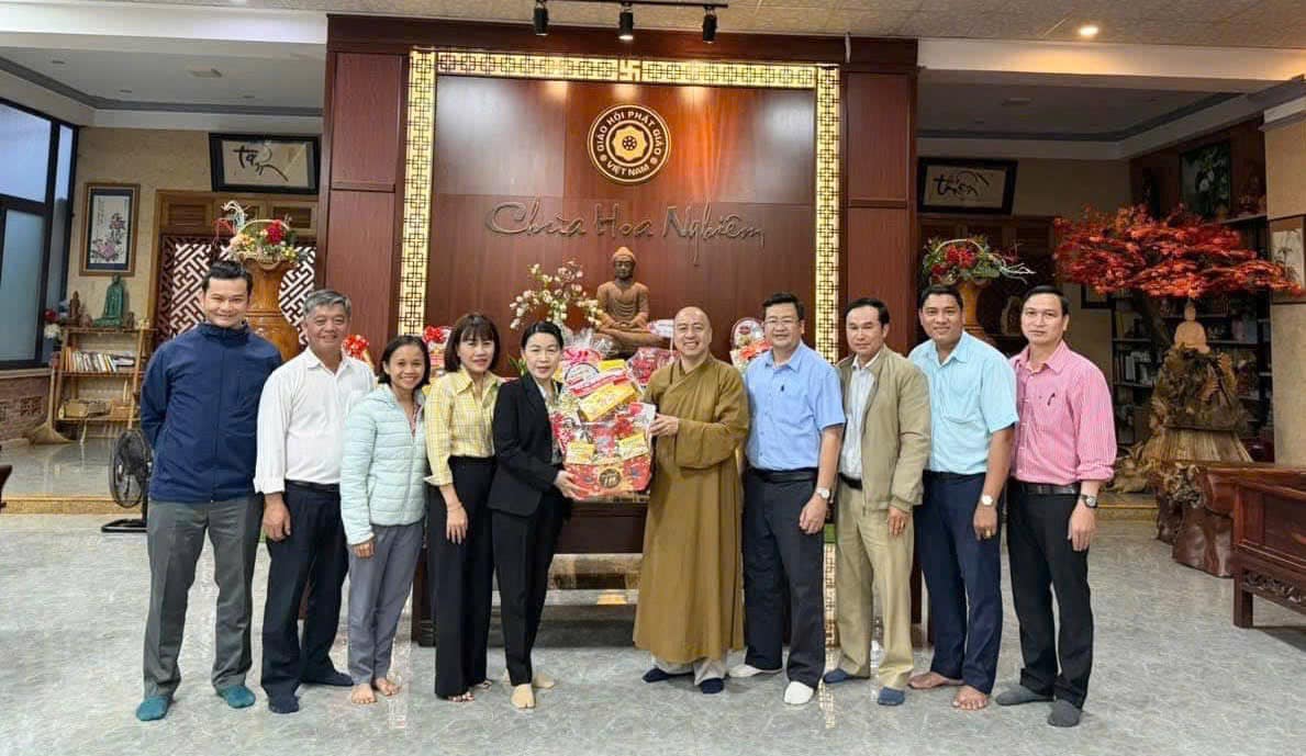 Thăm tặng quà các cơ sở tôn giáo, các đồng chí nguyên lãnh đạo qua các thời kỳ nhân dịp Tết Nguyên đán Ất Tỵ năm 2025 trên địa bàn xã