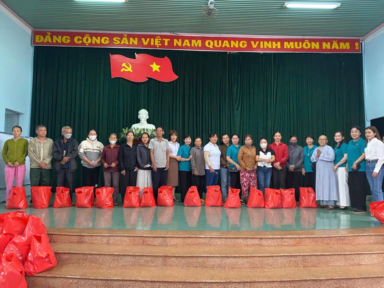 Trao tặng quà cho hộ nghèo, hộ cận nghèo và hộ có hoàn cảnh khó khăn trên địa bàn xã