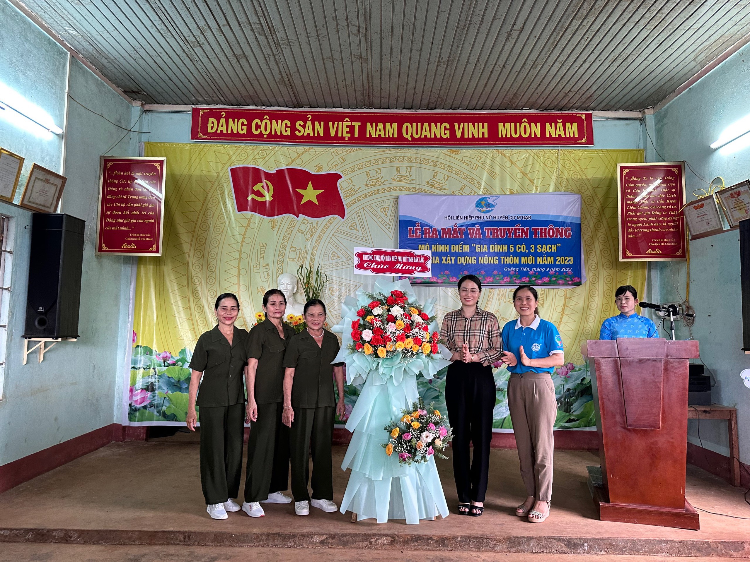 Tổ chức ra mắt và truyền thông mô hình điểm gia đình “5 có, 3 sạch” tham gia xây dựng nông thôn mới năm 2023 tại chi hội phụ nữ thôn Tiến Thịnh