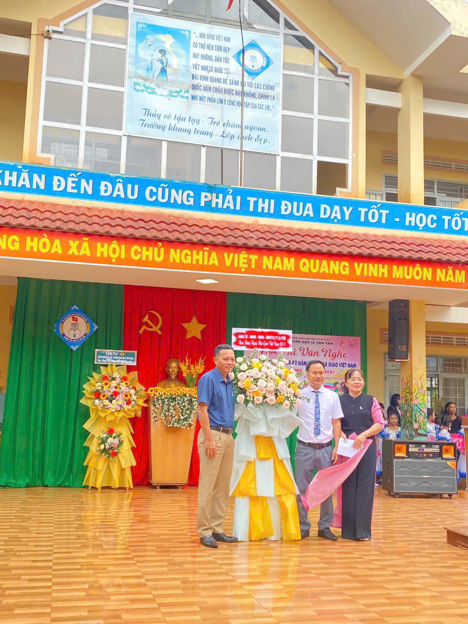 Các trường học trên địa bàn thị trấn Ea Pốk tổ chức lễ kỷ niệm 42 năm ngày Nhà giáo Việt Nam (20/11/1982-20/11/2024)