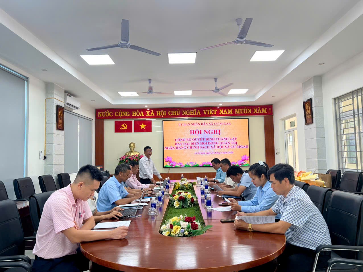 Tổ chức Hội nghị công bố Quyết định thành lập Ban đại diện Hội đồng quản trị Ngân hàng Chính sách xã hội (NHCSXH) xã Cư M’gar và triển khai phiên họp lần thứ nhất năm 2026