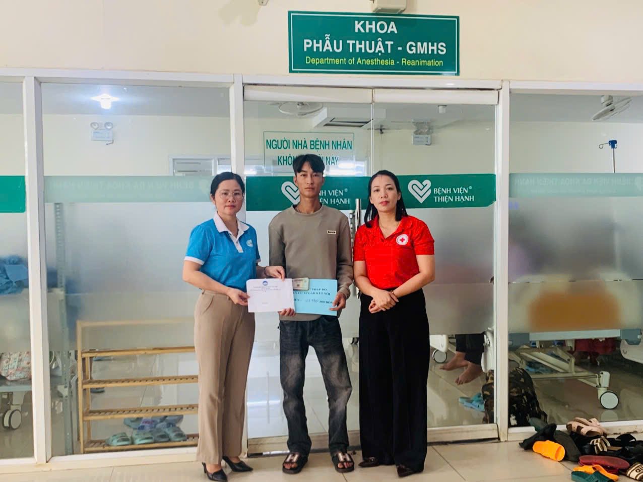 UB MTTQ Việt Nam xã Cư M'gar phối hợp Hội Chữ thập đỏ xã thăm hỏi, trao tiền hỗ trợ cho hoàn cảnh khó khăn, gặp tai nạn