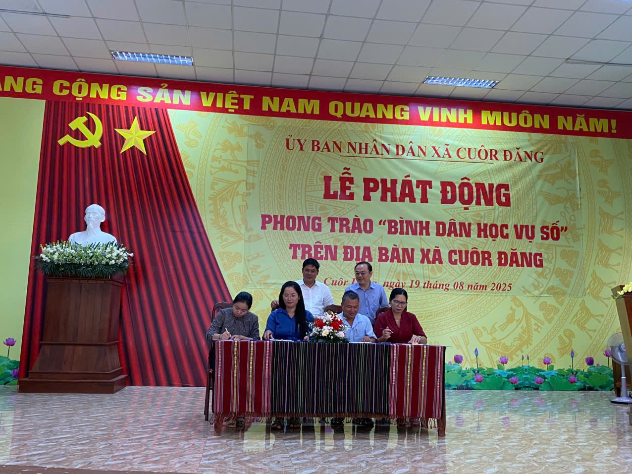Uỷ ban nhân dân xã Cuôr Đăng tổ chức Lễ phát động phong trào "Bình dân học vụ số" trên địa bàn xã