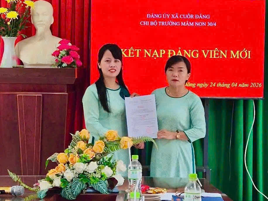 Chi bộ trường Mầm non 30/4 ( xã Cuôr Đăng) tổ chức Lễ kết nạp đảng viên mới