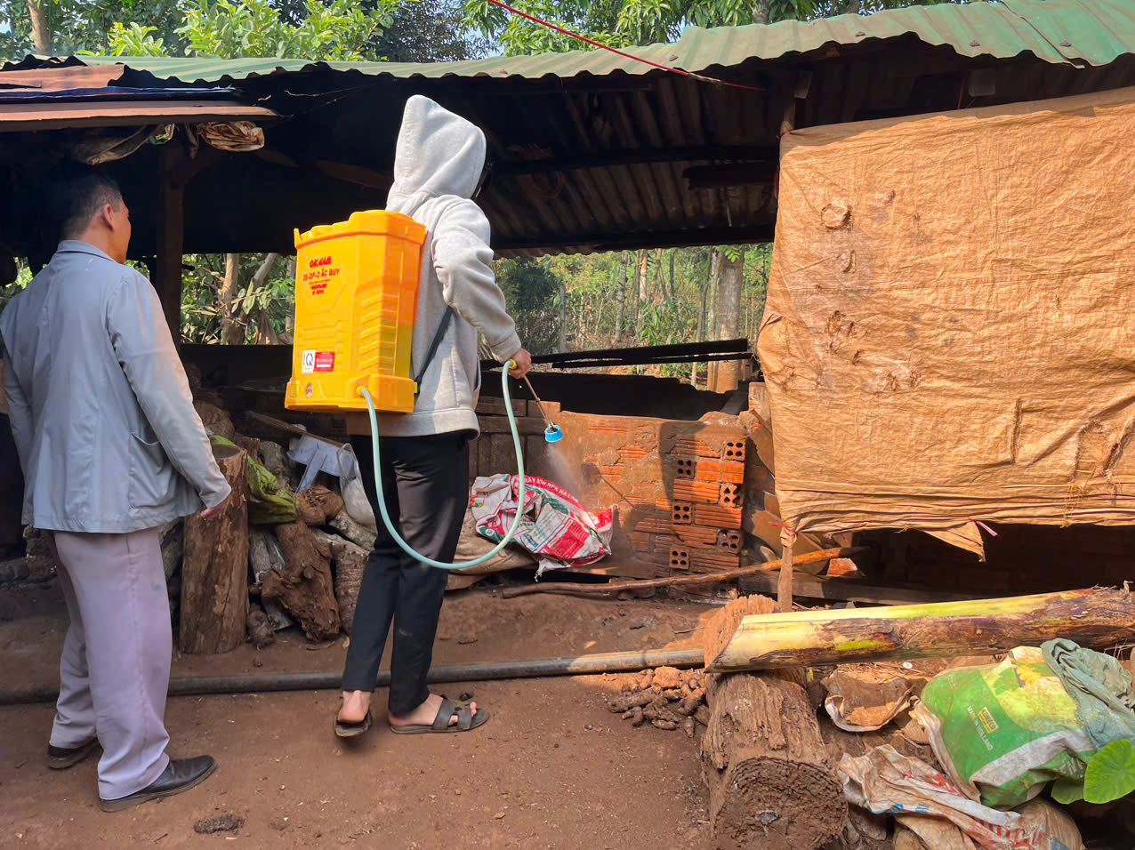 Xã Cuôr Đăng tập trung tiêm vắc-xin phòng bệnh dại trên chó, mèo và thực hiện phun thuốc tiêu độc khử trùng tại các trang trại và hộ chăn nuôi trên địa bàn