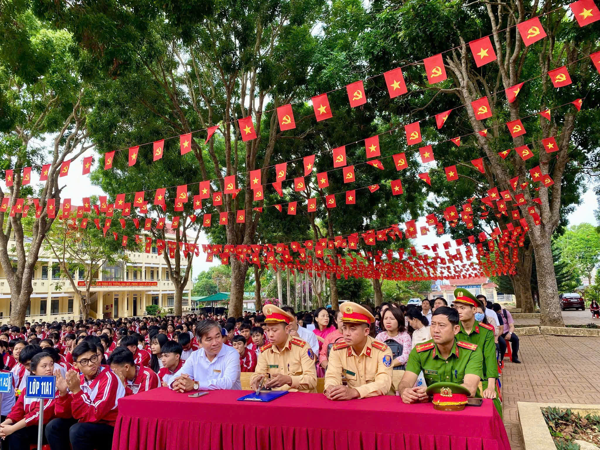 Tuyên truyền pháp luật về Trật tự, an toàn giao thông cho các em học sinh tại Trường THPT số 1 Nguyễn Trãi