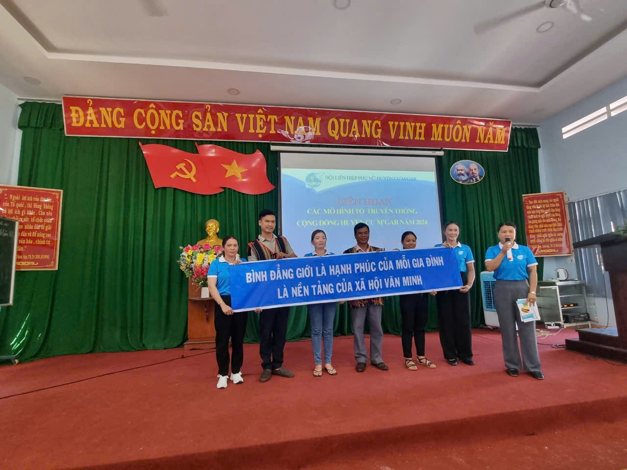 Chị Đàm Thị Hương, chi hội trưởng đi đầu trong công tác thực hiện Bình Đẳng giới trên địa bàn xã Ea Kuêh
