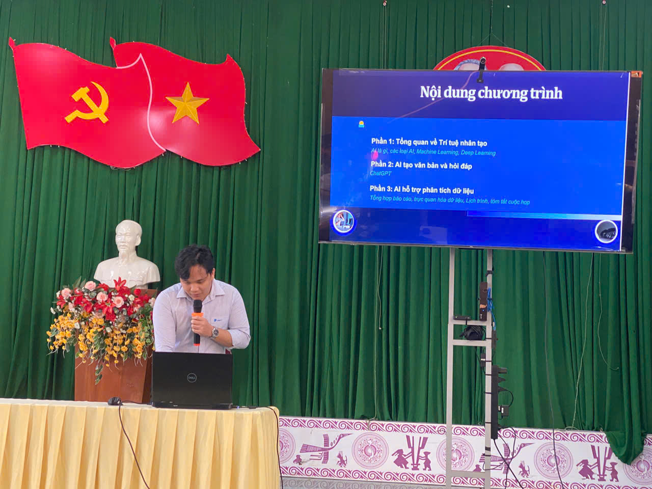 XÃ EA M’DROH TỔ CHỨC TẬP HUẤN KỸ NĂNG SỐ, ỨNG DỤNG TRÍ TUỆ NHÂN TẠO (AI) NĂM 2025